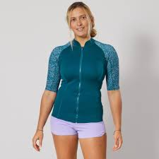How A Women’s Rash Vest Supports Confidence In The Water